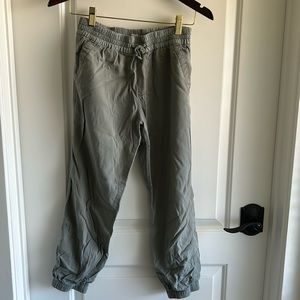 Gap Kids Lightweight Everyday Joggers in sage green XL